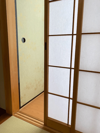 ��q������